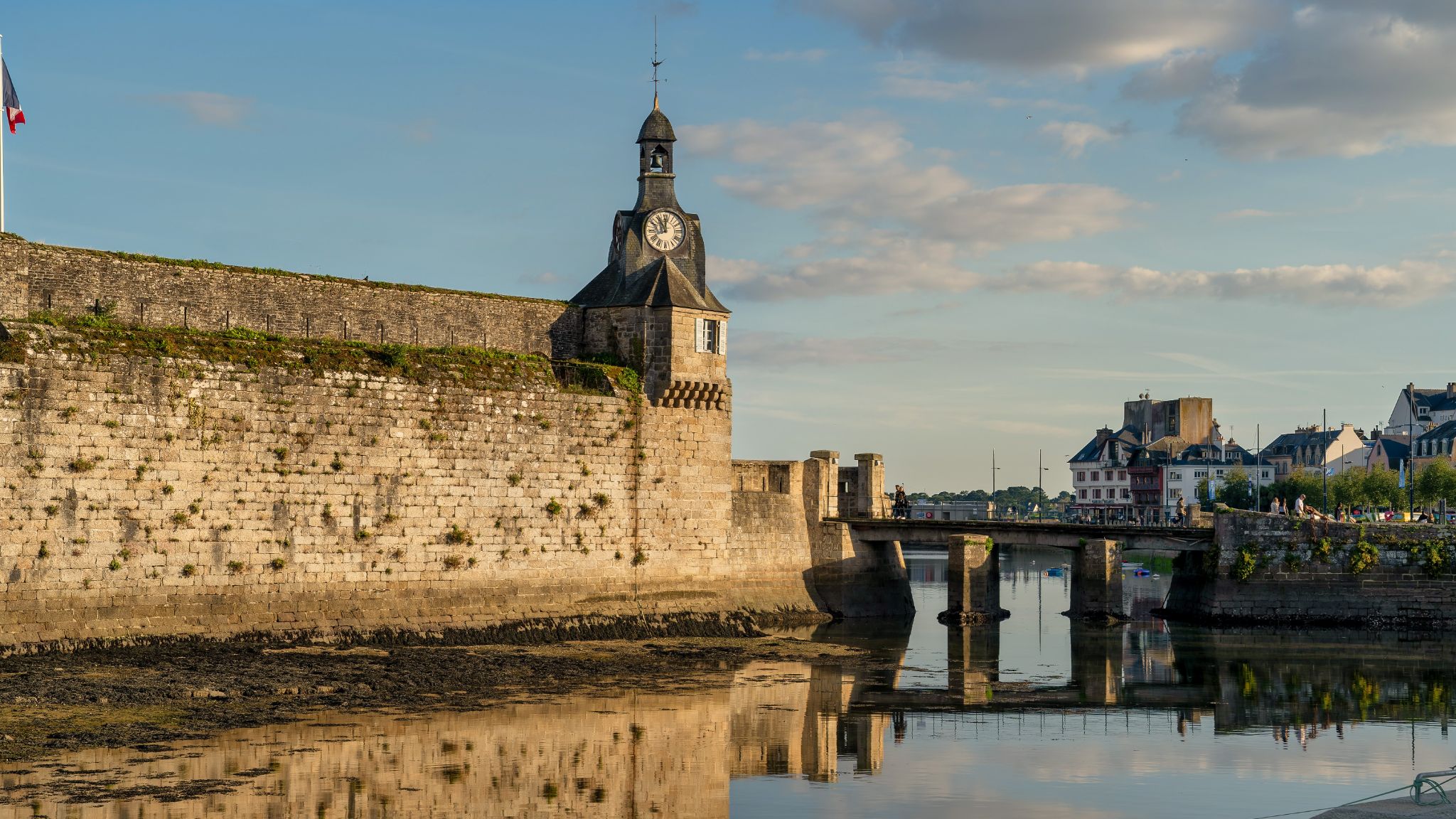 Brücke zur Altstadt (Ville close de Concarneau) aus Sicht des Quai de la Criée